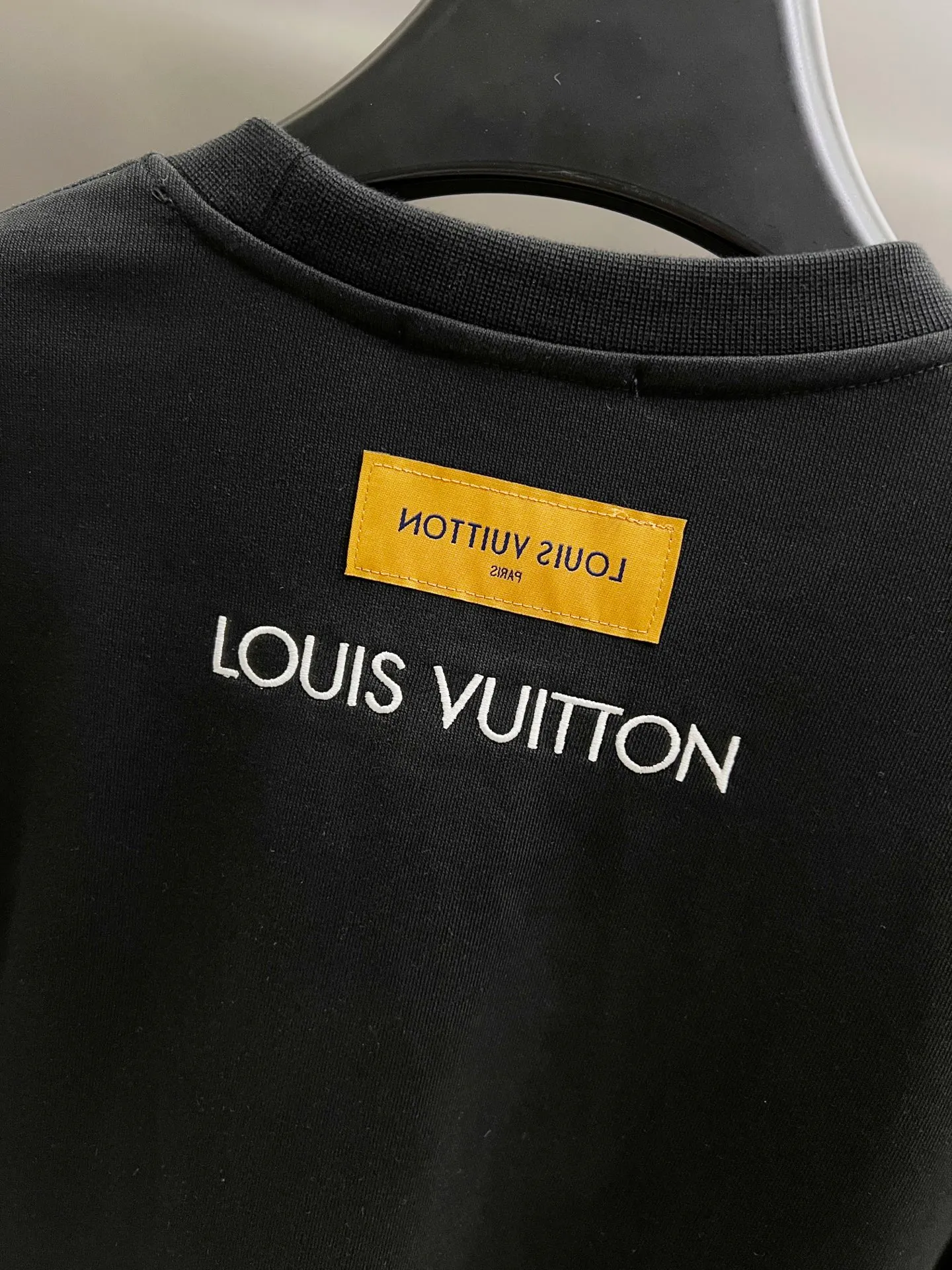 🅿️290 1v Louis* 2025 autumn and winter new style, customized 430g double yarn fabric, round neck long-sleeved sweatshirt, classic three-dimensional embroidery design, high-end version! The same loose version for men and women S M L XL XXL five sizes color black white